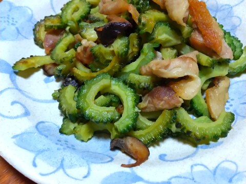 鶏皮と椎茸とゴーヤの炒め